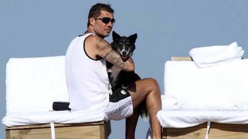 AQUELLOS DÍAS FELICES. Tinelli, en Punta del Este con su perra. FOTO TOMADA DE PRIMICIASYA.COM