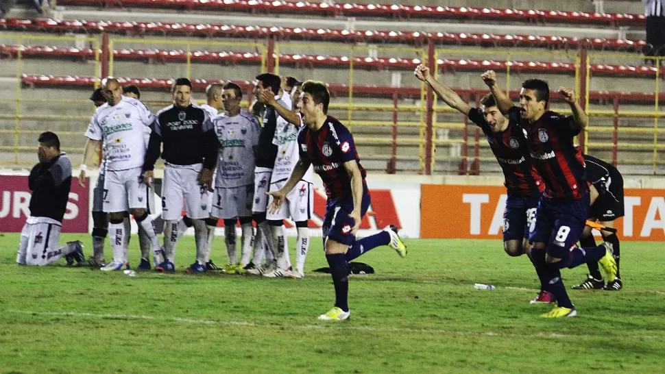 CARA Y CRUZ. Los jugadores de San Lorenzo festejan al adjudicarse el partido en definición por penales, mientras los de Estudiantes de Buenos Aires se lamentan por la oportunidad perdida. TELAM