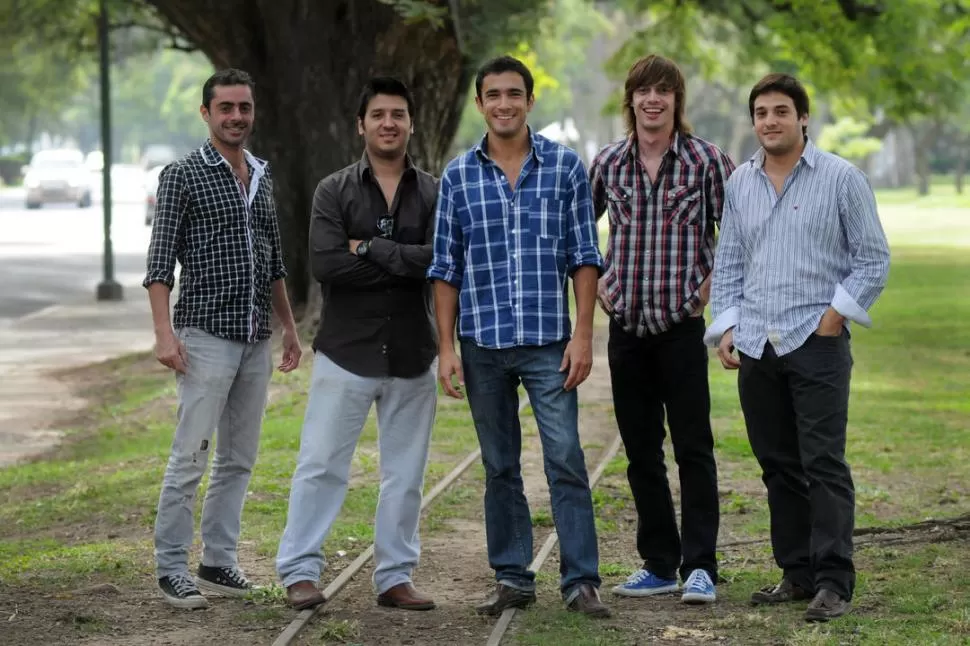 JUNTOS. Los Puesteros y Leandro Robín (segundo desde la derecha) están listos para cantar. Folclore joven. LA GACETA / FOTO DE INES QUINTEROS ORIO (ARCHIVO)