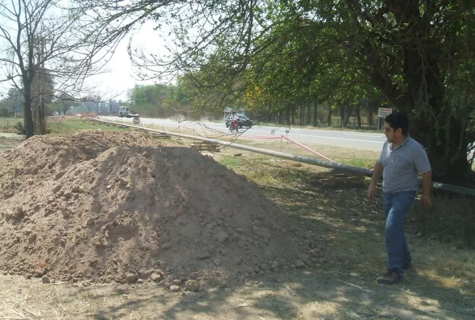 EN TAREAS. Pese a que vecinos de La Cocha afirman que las máquinas se retiraron, Gasnor asegura que la obra sigue. LA GACETA / FOTO DE RODOLFO CASEN