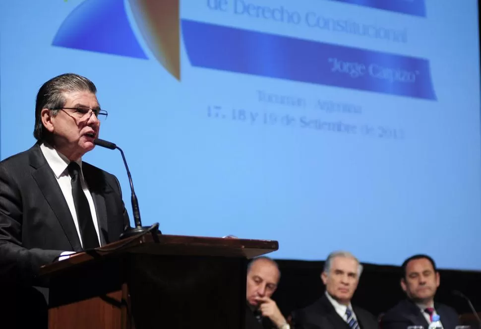 AUTORIDADES. Midón se dirige a los asistentes al foro; en segundo plano escuchan Díaz Ricci, Valadés y Amado. LA GACETA / FOTO DE HECTOR PERALTA