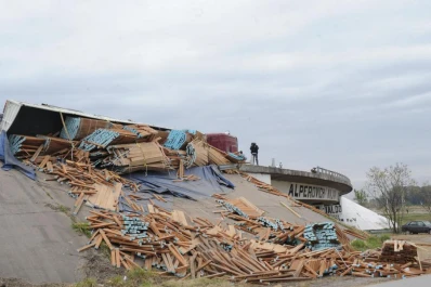 Perdió el control y volcó toda la carga en el Acceso Norte, pero resultó con golpes leves