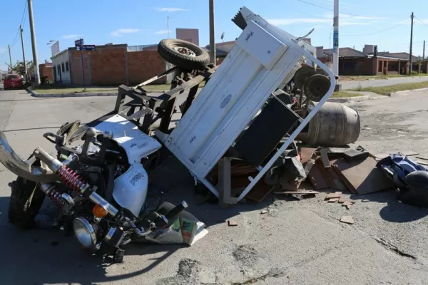 Un motocarro quedó destruido tras un choque en Lomas de Tafí