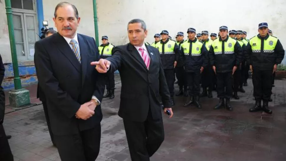 PREOCUPADOS. Alperovich y el jefe de Policía, Racedo. Habrá varios cambios. FOTO LA GACETA 