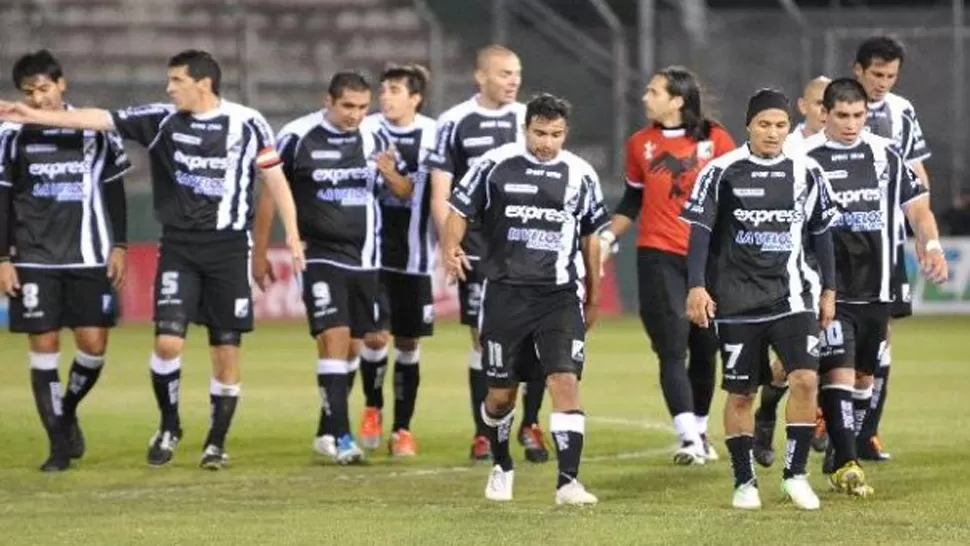 INCREIBLE. Un grupo de violentos atacó verbalmente a los jugadores del Cuervo. FOTO TOMADA DE ELTRIBUNO.INFO