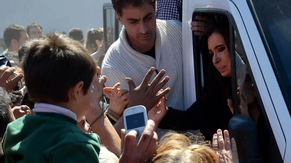 CONMOVIDA. Cristina Fernández escuchó a los pobladores de Yacanto, en Córdoba. FOTO TELAM.