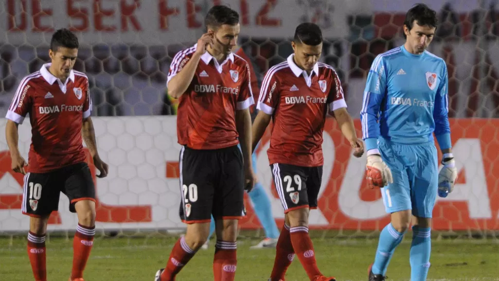 CARAS LARGAS. La foto lo dice todo. Refleja la amargura y decepción de los jugadores Millonarios al salir de la cancha ecuatoriana, tras perder con Liga de Loja, por 2 a 1. TELAM