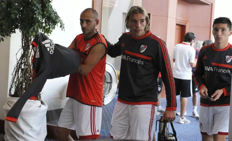 TRES ESPERANZAS. Ledesma, Bottinelli y el tucumano Kranevitter caminan por el lobby del hotel donde River se concentra. 