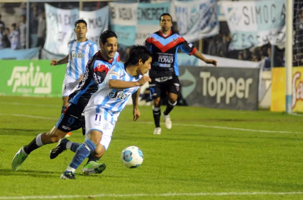 LE FALTÓ MÁS PROFUNDIDAD. Guillermo Acosta arrancó con todo, pero después, como el equipo, se fue desinflando. 