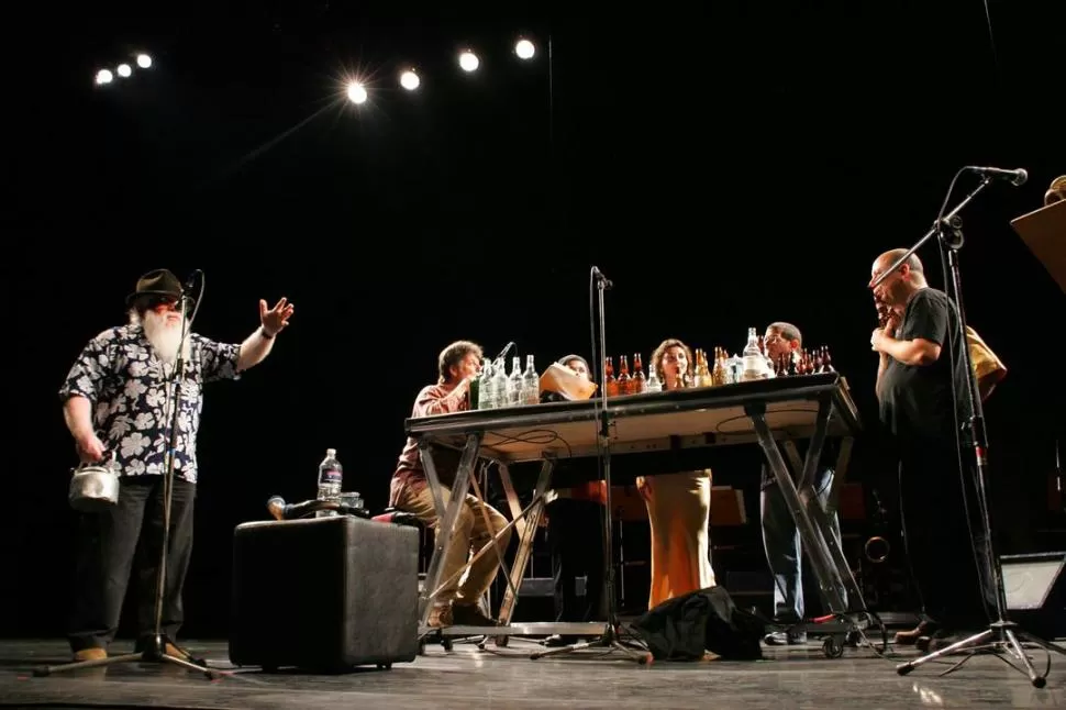 TODO PUEDE PASAR. Es una característica de los shows de Hermeto Pascoal (izquierda). La música surge desde toda clase de elementos. GENTILEZA ENTE DE CULTURA DE TUCUMÁN