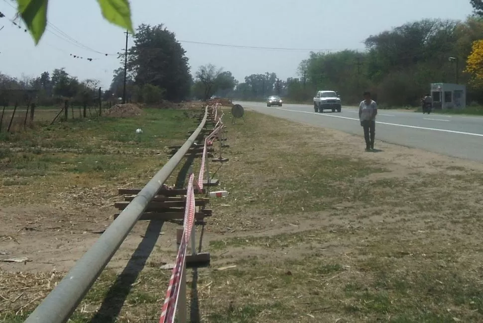 A LA VERA DEL CAMINO. Saiko SA realiza la obra de gas en el sur. LA GACETA / FOTO DE RODOLFO CASEN