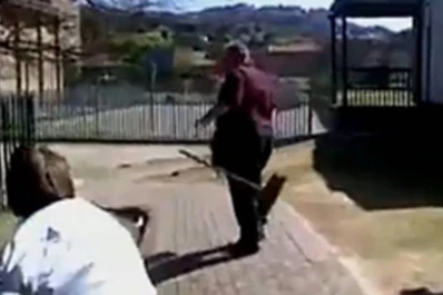 Grabaron el ataque de un alumno a un docente en Sudáfrica y subieron el video a YouTube