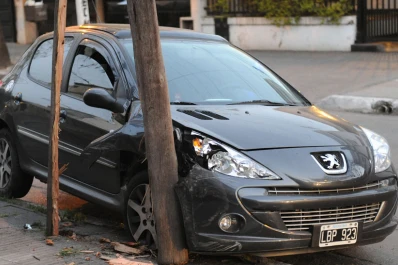 Persiguió a ladrones y chocó