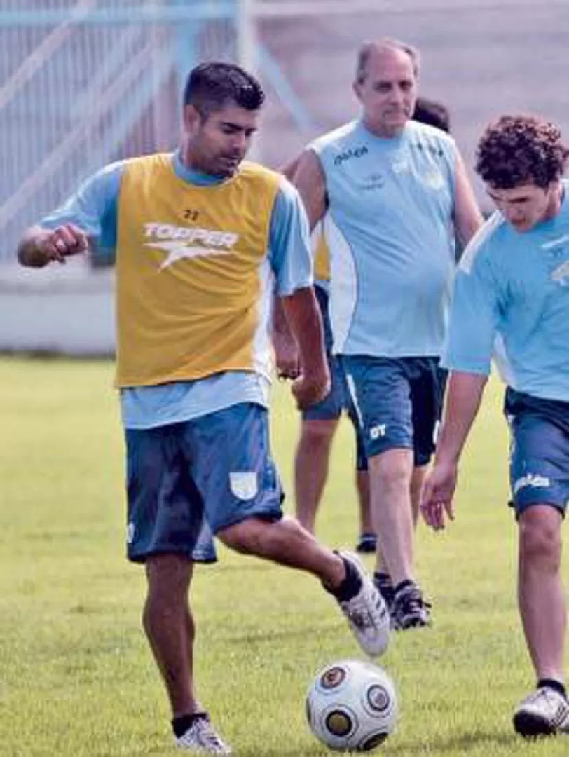 SÓLO TROTES. Barrado, que en la foto corre junto a Malagueño y Píriz Alves, formó parte del grupo que ayer no se exigió.  