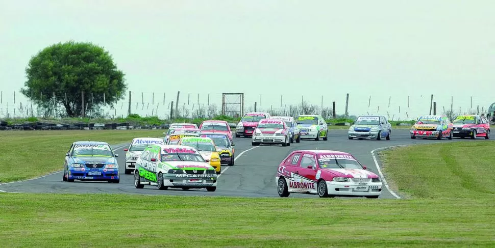 MUCHO PÁRA VER. La división TS 1.800 es la que presenta el parque más numeroso. Casi siempre son unos 40 coches. 