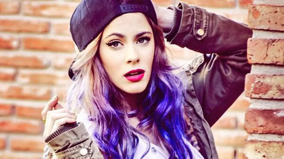 A PURO COLOR. Stoessel saltó a la fama gracias a la tira Violetta, que es furor entre las adolescentes.  FOTO TOMADA DE TWITTER.COM / @TINISTOESSEL