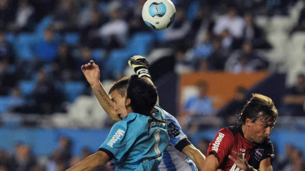 POR UNA CABEZA. Newell's le ganó cojn lo justo a Racing, por 1 a 0, a pocos minutos del final, y se mantiene como líder del Torneo Inicial. TELAM