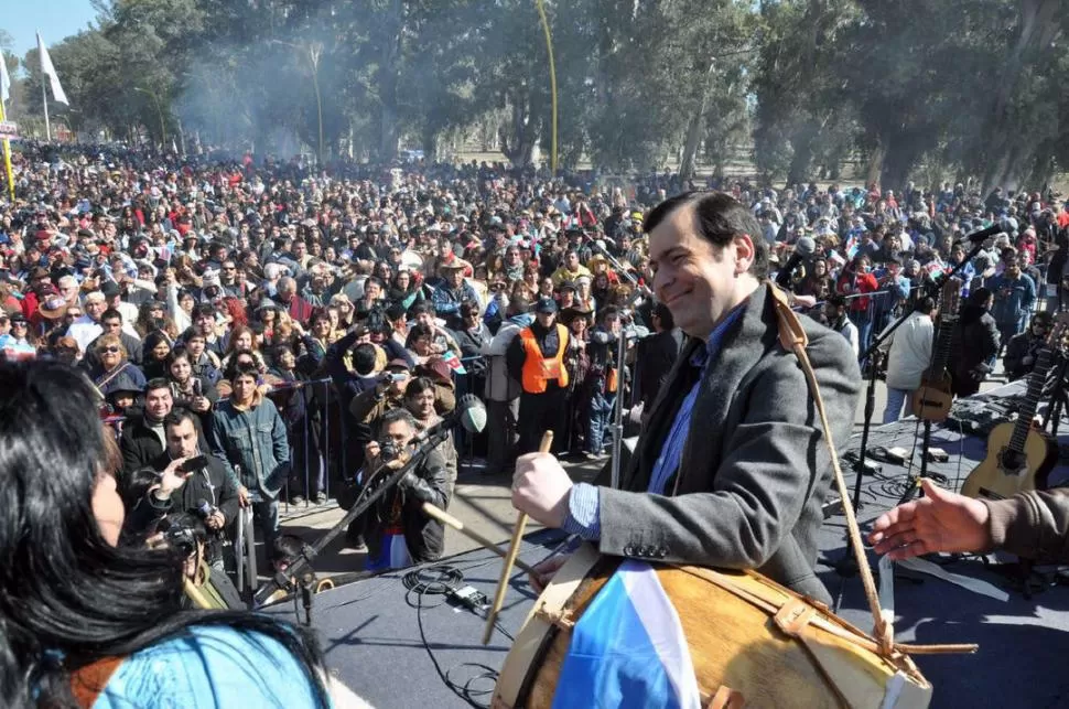 AUTÓCTONO. Zamora encabezó en julio 2013, la marcha de los bombos TELAM