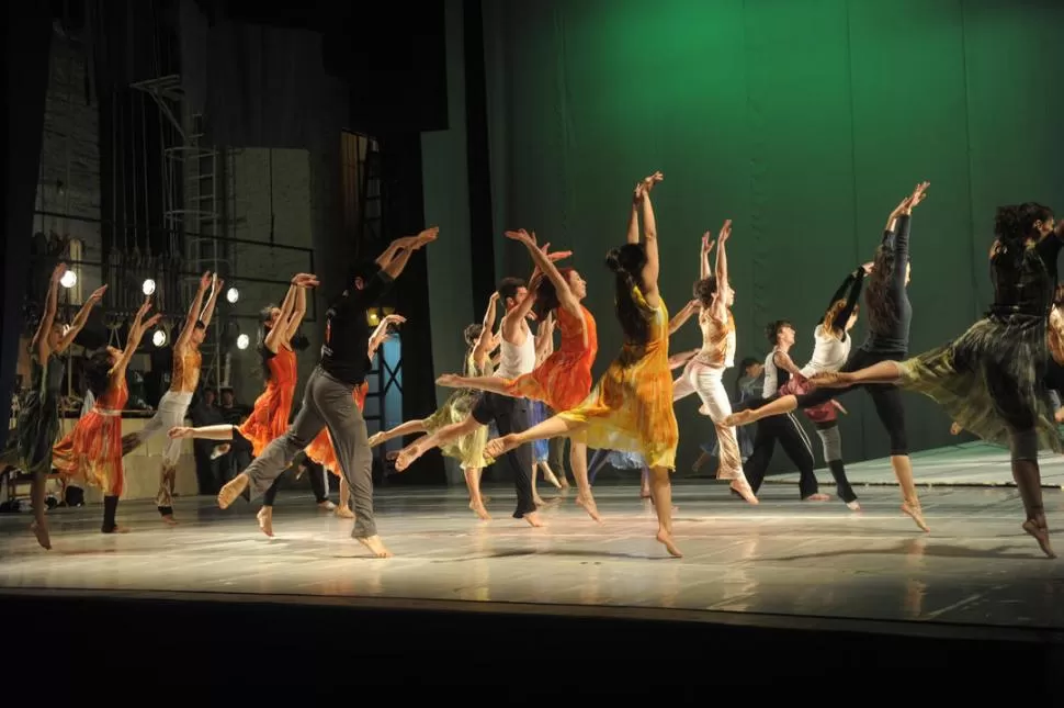 LOS PRIMEROS MOVIMIENTOS. La mayoría de las bailarinas ensayó con el vestuario que usarán mañana. Es un llamativo contraste de colores. 