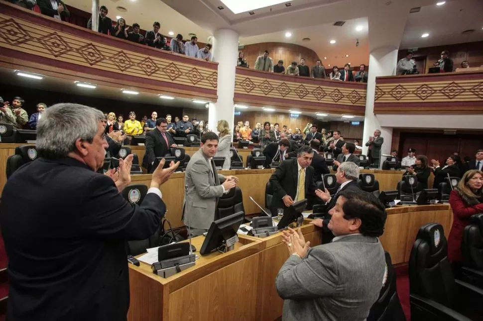 RECONOCIMIENTO. Legisladores homenajearon a los bomberos que apagaron el fuego en el cerro San Javier. PRENSA LEGISLATURA DE TUCUMáN