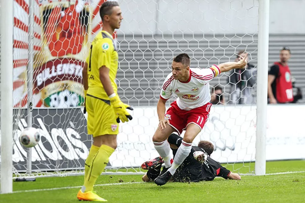 FESTEJO. Daniel Frahn ya marcó e inicia el festejo del equipo. FOTO TOMADA DE MDR.DR