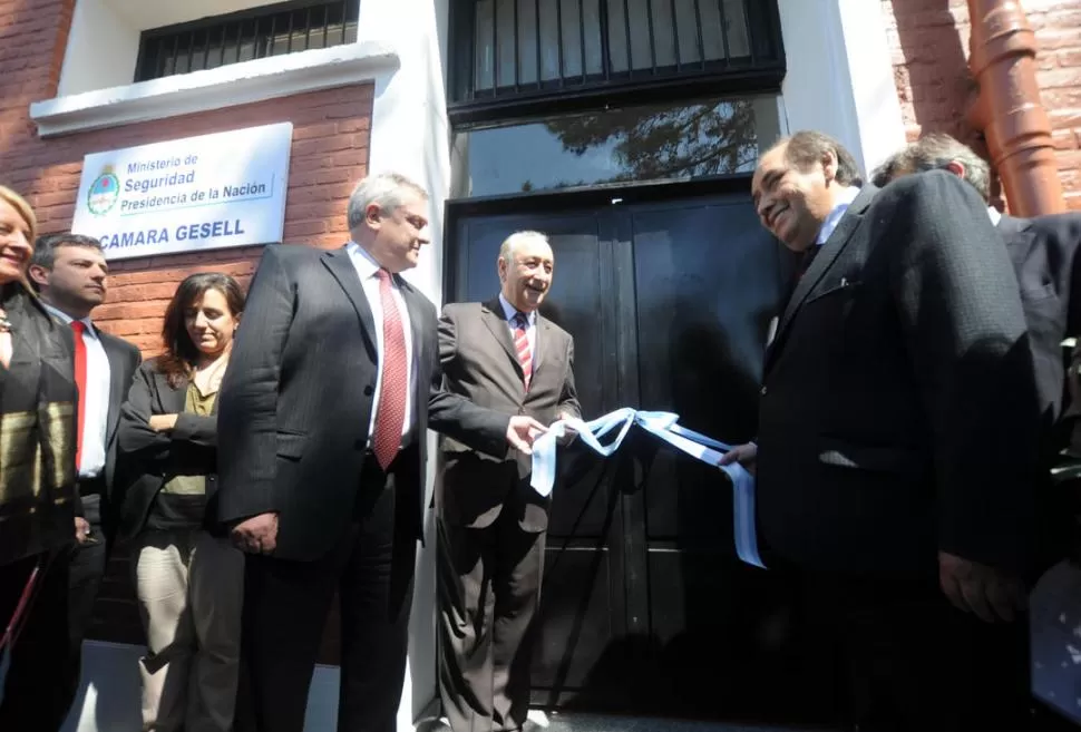 CORTE DE CINTA. El ministro Arturo Puricelli inauguró la obra con el ministro tucumano Jorge Gassenbauer. L A GACETA / FOTO DE OSVALDO RIPOLL 