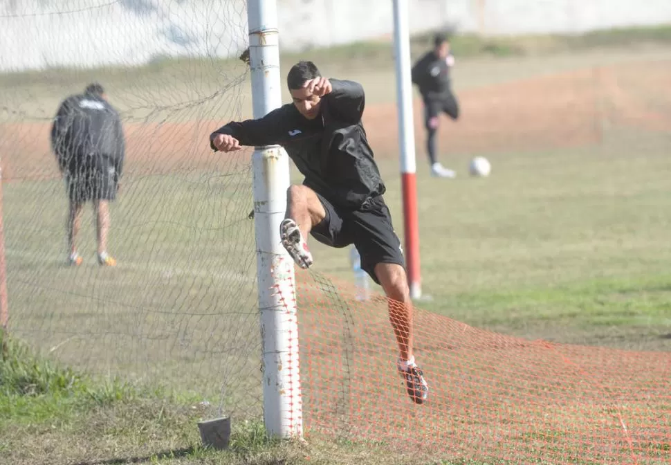 NUEVA CHANCE. Alfonso, que aún no jugó, se perfila como 4 titular. 