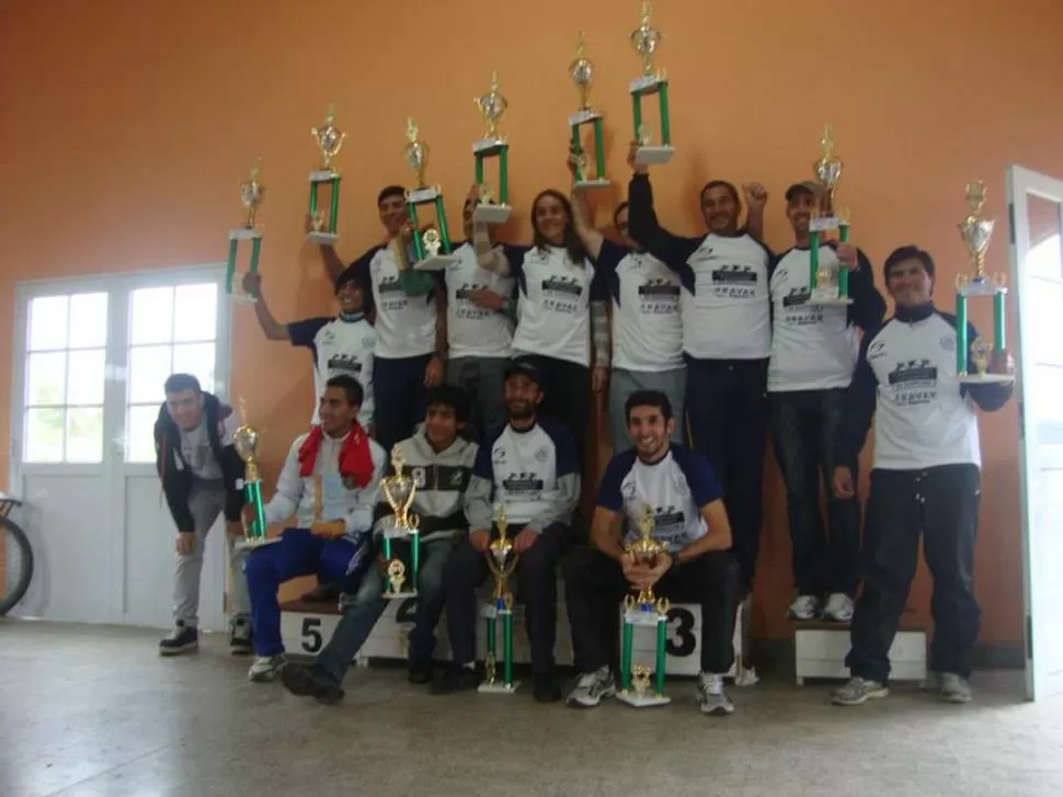 LA FOTO DE LOS CAMPEONES. Los ganadores de cada categoría se unieron con sus trofeos para tener un buen recuerdo. 