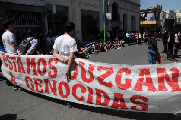 Una clase en la calle y un repudio en la puerta