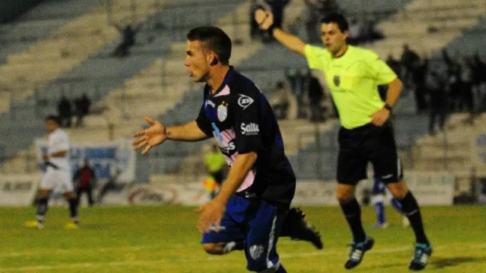 FESTEJO SALTEÑO. Matias Guglielmi, anotó el gol del empate a los 11 minutos del segundo tiempo. Gimnasia y Tiro le ganó a San Jorge por 4 a 2. Perdía 2 a 0 y lo dio vuelta. FOTO TOMADA DE ELTRIBUNO.COM