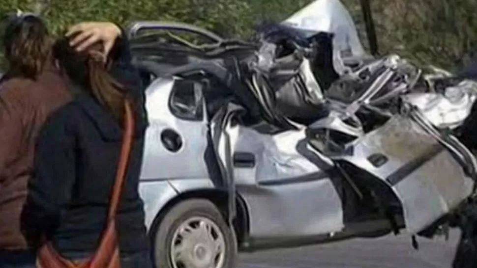 TRAGEDIA, Así quedó el auto donde iban los jóvenes. CAPTURA DE TV