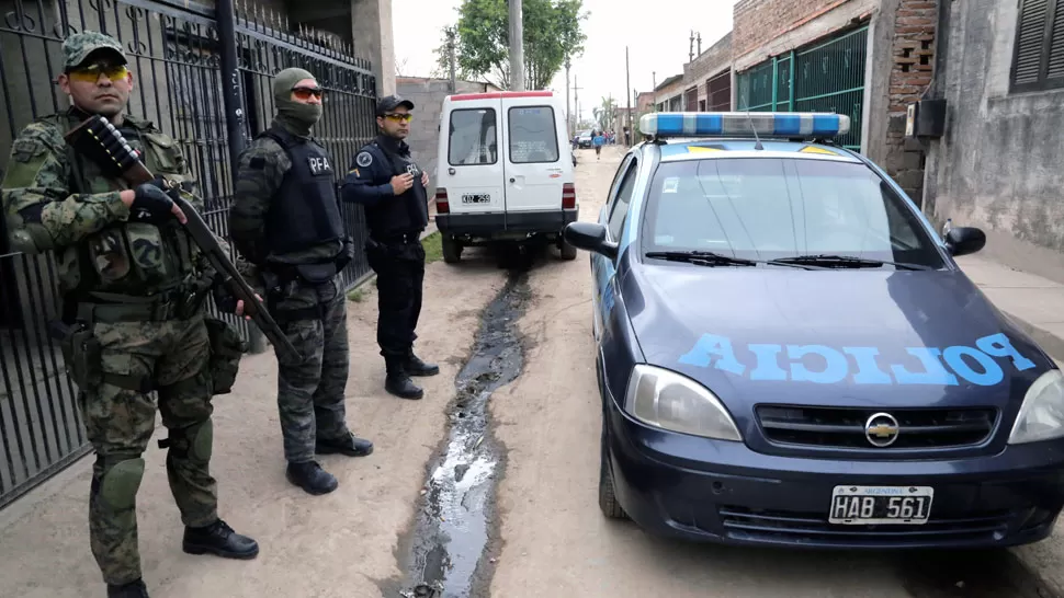 EN VILLA MARIANO. 20 oficiales participaron del operativo. LA GACETA/ FOTO DE JOSÉ INESTA.