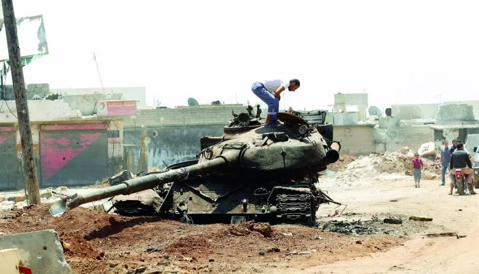 DESTRUCCIÓN. En el pueblo de Azaz luchan entre ellos grupos armados islamitas y laicos, pero los dos combaten contra Al Assad. REUTERS