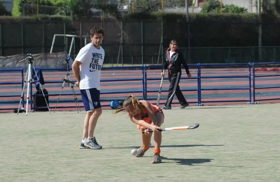 EN ACCIÓN. Schickendantz observa a la jugadora ejecutando el remate. 