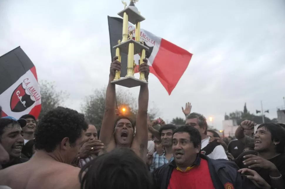 RECUERDO IMBORRABLE. El humilde club Amalia llegó al Argentino B después de haber protagonizado una hazaña. 