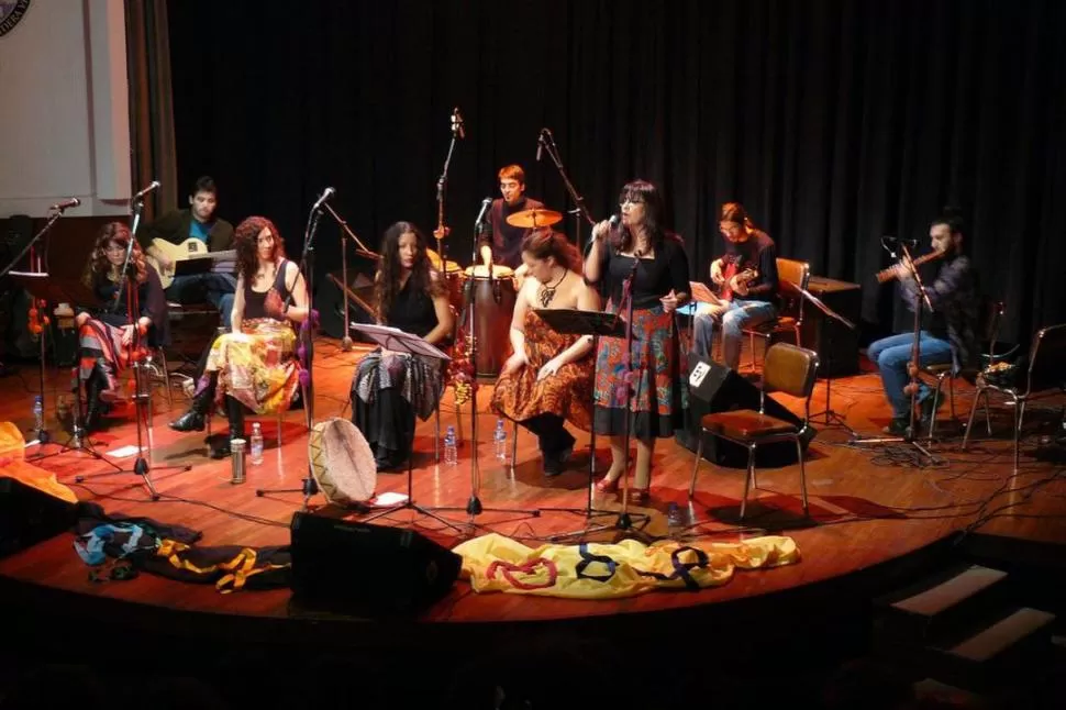 MUJERES TUCUMANAS. Música popular en el bar La Negra. 