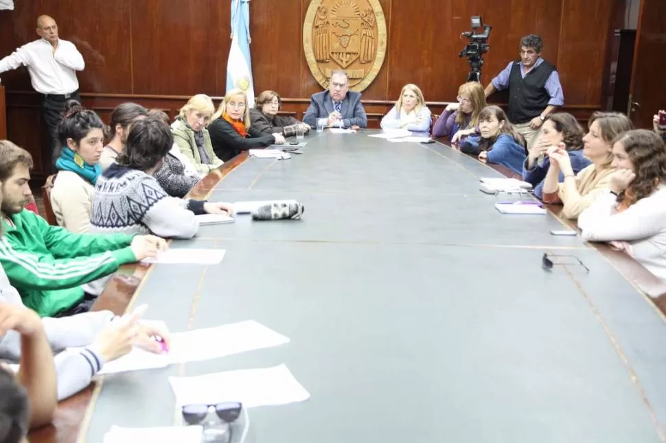 CARA A CARA. El rector recibió a los estudiantes en la sala Juan B. Terán, donde sesiona el Consejo Superior. PRENSA UNT