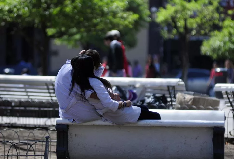 EN LA PLAZA. Si hace frío porque hace frío, si hace calor porque hace calor; la cosa es que los adolescentes siempre tienen excusas para jugar al amor. LA GACETA / FOTO DE ANALíA JARAMILLO