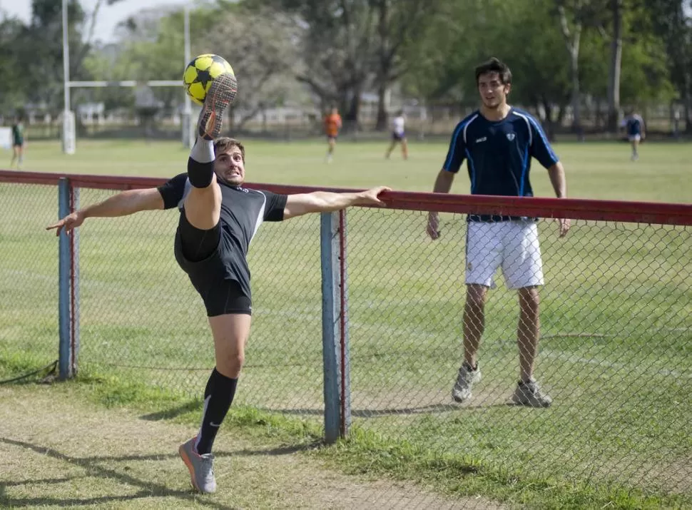 REDONDA TAMBIÉN VALE. Nico se divirtió jugando al fútbol-tenis con Cabrera, Federico Mentz, Gonzalo Lamarca, y otros. LA GACETA / FOTO DE JORGE OLMOS SGROSSO