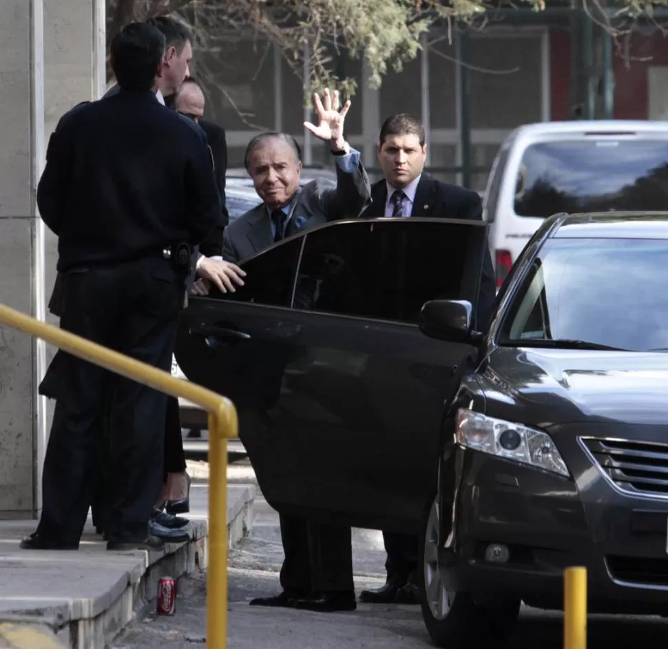 A LA SALIDA DE TRIBUNALES. Menem saluda a la prensa, tras ser absuelto. DYN