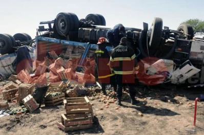 Volcó un camión en Pozo Hondo y dos personas murieron