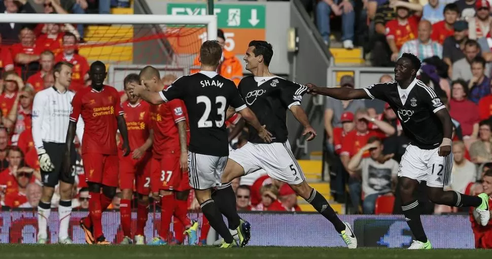 EL FESTEJO. Moses agarra de la camiseta a Lovren luego del cabezazo.  