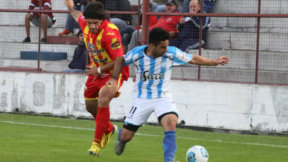 MANO A MANO. Atlético y Boca Unidos empataron 1 a 1 en Corrientes. FOTO DE GERMAN POMAR