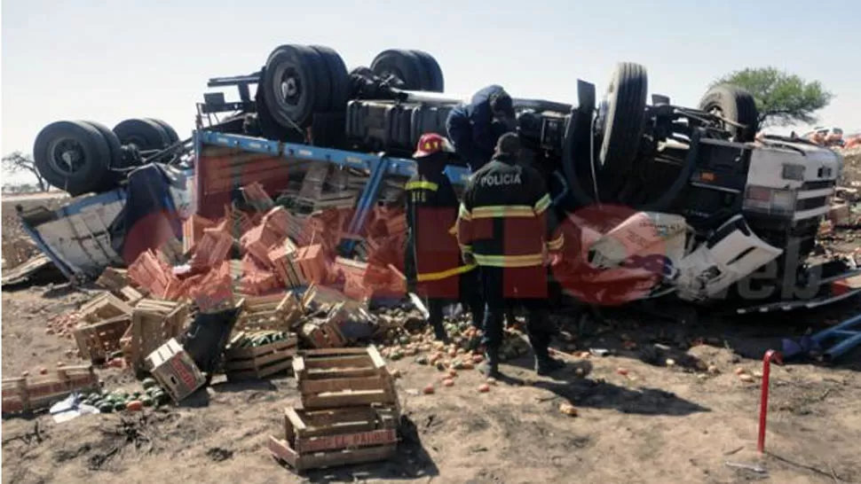 ARDUA LABOR. Los bomberos trabajaron duro para sacar a un herido de la cabina destrozada. FOTO TOMADA DE NUEVODIARIO.COM.AR