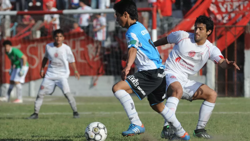 DUELO PAREJO. Atlético perdía 2 a 0 con Jorge Newebery en Aguilares, pero se recuperó, terminó empatando 2-2 y sigue firme en la cima de la zona 1. FOTO OSVALDO RIPOLL / LA GACETA