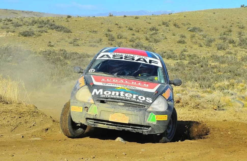 CHIQUITO Y RENDIDOR. Samir Assaf avanza con su Ford Ka de la división menor en las duras rutas patagónicas.  