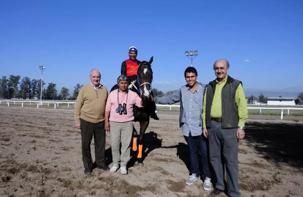 ANTES DEL ENTRENAMIENTO. Todo el equipo del zaino Many Honour, con sus propietarios incluidos, esperan con muchas expectativas el Gran Premio del martes. LA GACETA / FOTO DE ANALÍA JARAMILLO