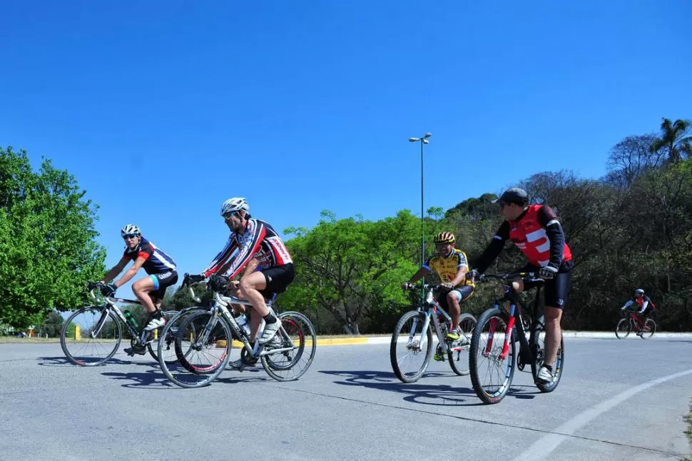 TERAPEUTICO. Los apasionados dicen que la actividad física se ha convertido en una forma de vida. Y que uno no deja de hacer deporte porque se hace viejo... uno se hace viejo porque deja de hacerlo. ARCHIVO LA GACETA