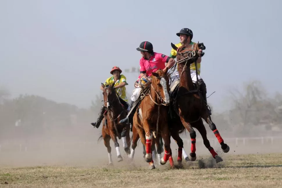 CON EL PATO EN SU PODER. Cinco equipos participan en el campeonato. 