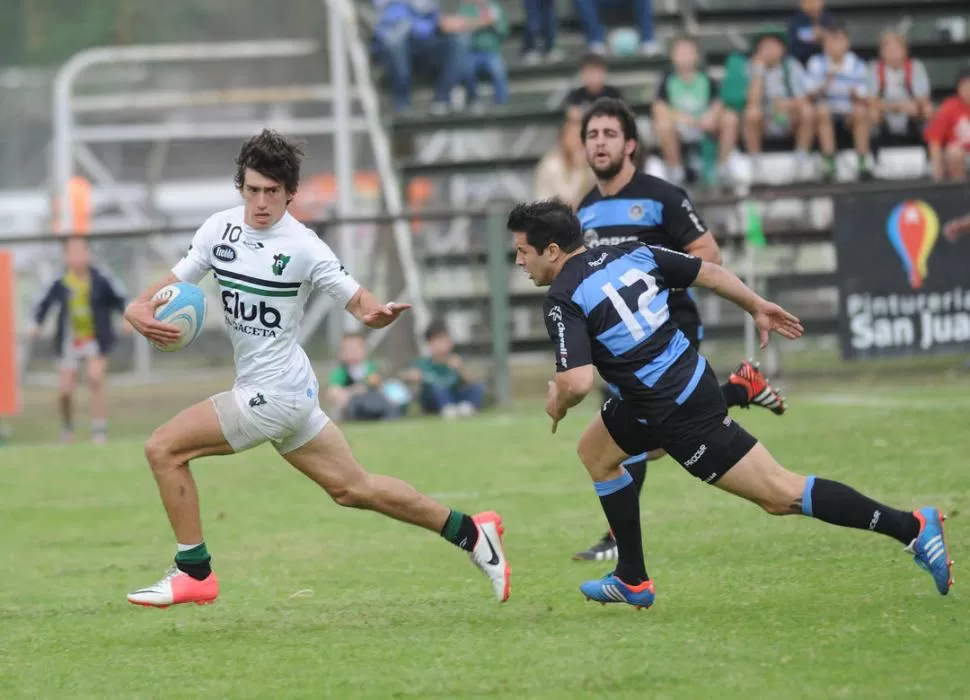 IMPARABLE. Jorge Domínguez se escapa de la marca de Pablo Iguri. El 10 apoyó un try de factura espectacular. LA GACETA / FOTOS DE HéCTOR PERALTA - GENTILEZA FOTO DEL DIARIO LA CAPITAL DE ROSARIO